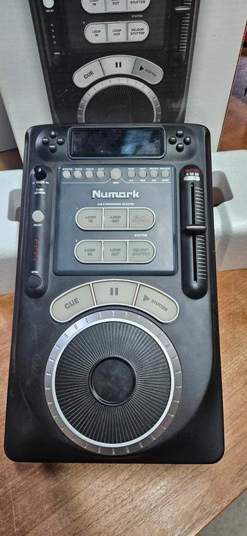 2x Numark Axis 9 CD Speler DJ Apparatuur beschikbaar voor biedingen