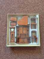 Set met houten poppenhuis meubeltjes.  Kast piano enz., Verzamelen, Poppenhuizen en Toebehoren, Ophalen of Verzenden, Zo goed als nieuw