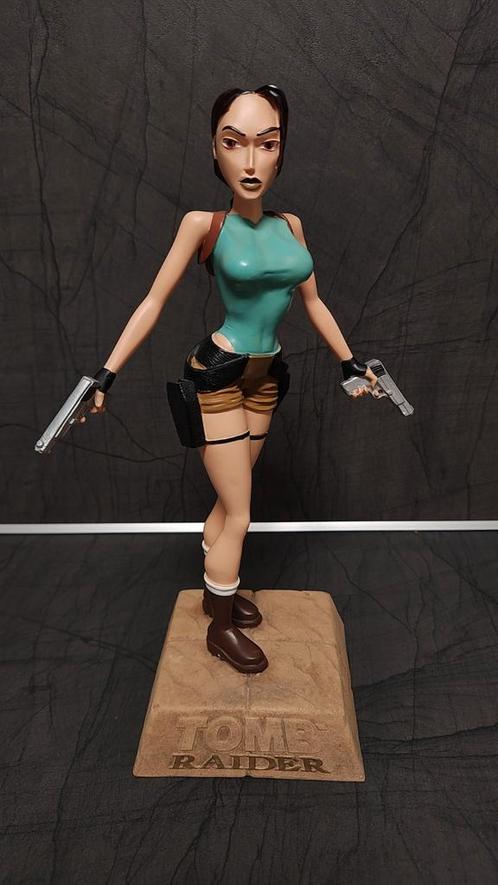 Lara Croft Tomb Raider beeld 37 cm Eidos statue 1996, Verzamelen, Beelden en Beeldjes, Zo goed als nieuw, Mens, Ophalen of Verzenden