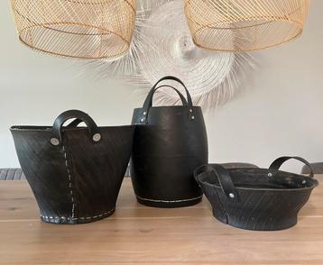 Set van 3, zwarte, vintage, rubber manden beschikbaar voor biedingen