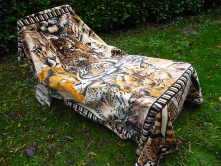 Dralon deken 235x145 cm leeuwen & tijgers grand foulard, Huis en Inrichting, Woonaccessoires | Plaids en Woondekens, Zo goed als nieuw