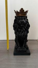 Leeuwenbeeld met kroon - Decoratief, Tuin en Terras, Tuinbeelden, Ophalen, Nieuw, Kunststof, Dierenbeeld