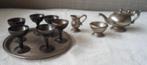 Tinnen Dienblad met 6 kelkjes / kan / kom theepot., Verzamelen, Poppenhuizen en Toebehoren, Ophalen of Verzenden, Zo goed als nieuw