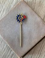 Oud speldje Tandwiel hamer kruis, Verzamelen, Speldjes, Pins en Buttons, Verzenden, Zo goed als nieuw, Overige onderwerpen