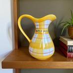 Keramieken schenkkan, Geel, Aardewerk of Porselein, Ophalen of Verzenden, Zo goed als nieuw