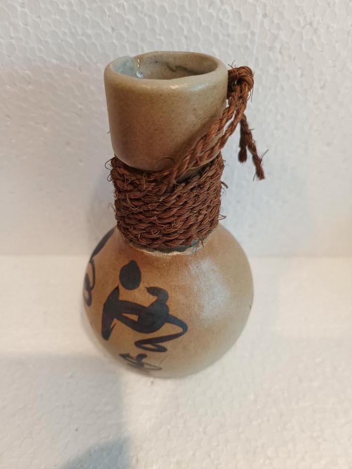 Japanse Sake-pot met schenktuit, bruine biscuitkarakters en, Antiek en Kunst, Antiek | Vazen, Ophalen of Verzenden