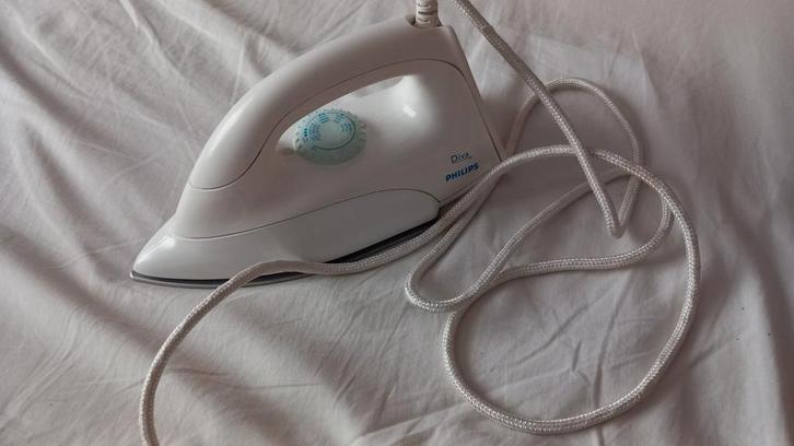 Goed werkende strijkijzer Philips Diva GC 130, nu 3 euro, Witgoed en Apparatuur, Strijkijzers en Strijkplanken, Gebruikt, Strijkijzer met snoer