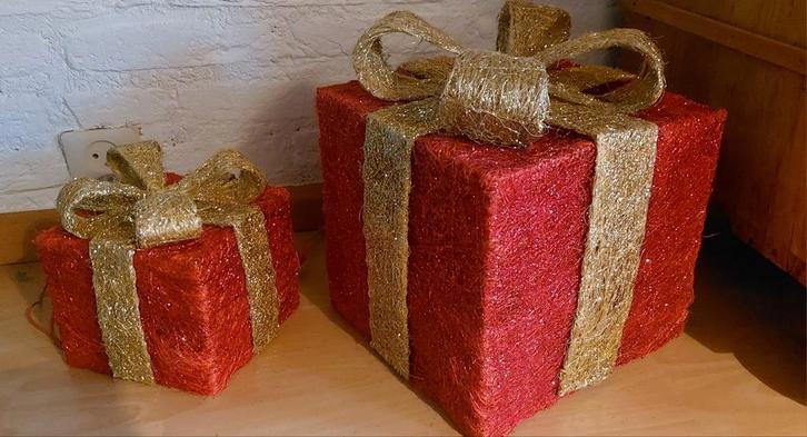 Set van 2 cadeautjes met verlichting, Diversen, Kerst, Gebruikt, Ophalen of Verzenden