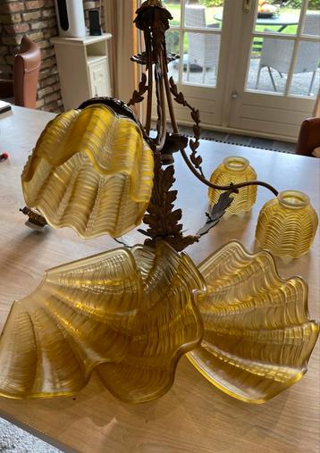 Antieke kroonluchter met schelpvormige lampenkappen beschikbaar voor biedingen