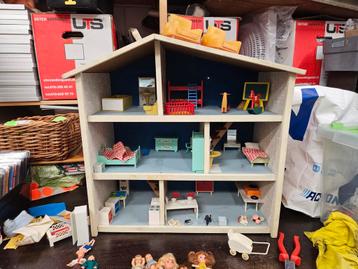 Mooi poppenhuis met veel invulling beschikbaar voor biedingen