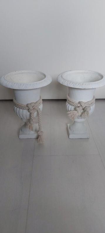 Witte vaasjes gietijzer - set van 2 beschikbaar voor biedingen