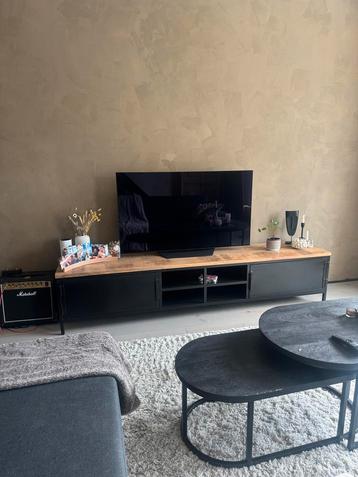 Robuuste houten tv meubel met zwarte kastjes 240 cm lang