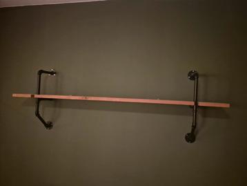 Decoratie plank stijgerpijp look beschikbaar voor biedingen