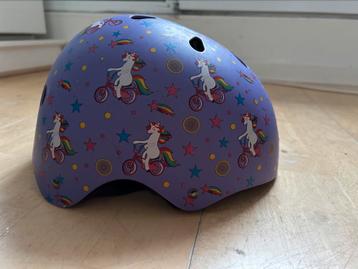 Kinderfietshelm met unicorns beschikbaar voor biedingen