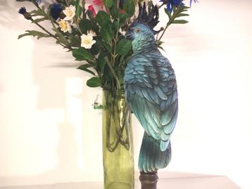 2 Grote parkieten blauw op standaard beschikbaar voor biedingen