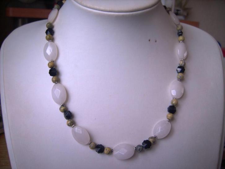 Een mooie Edelstenen ketting met facet Witte Jade edelstenen, Sieraden, Tassen en Uiterlijk, Antieke sieraden, Ketting, Overige materialen