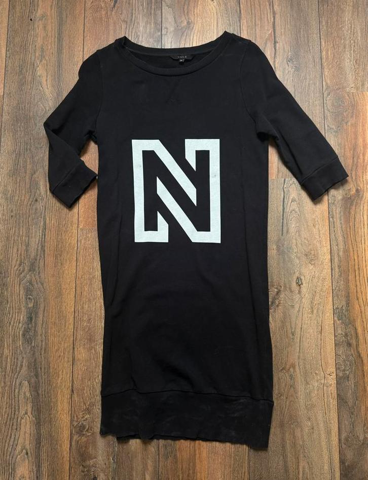 Zwarte Nikkie trui met wit Logo in maat 34., Kleding | Dames, Truien en Vesten, Gedragen, Maat 34 (XS) of kleiner, Zwart, Ophalen of Verzenden