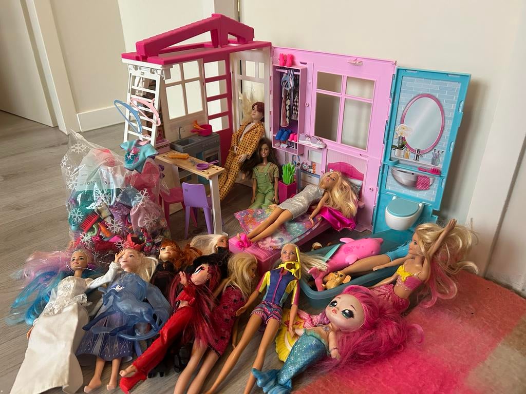 Barbiehuis met Barbies en accessoires, Ophalen of Verzenden, Gebruikt, Barbie
