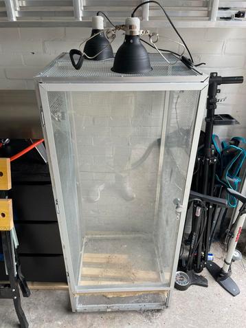 Terrarium incl. 2 lampkappen beschikbaar voor biedingen