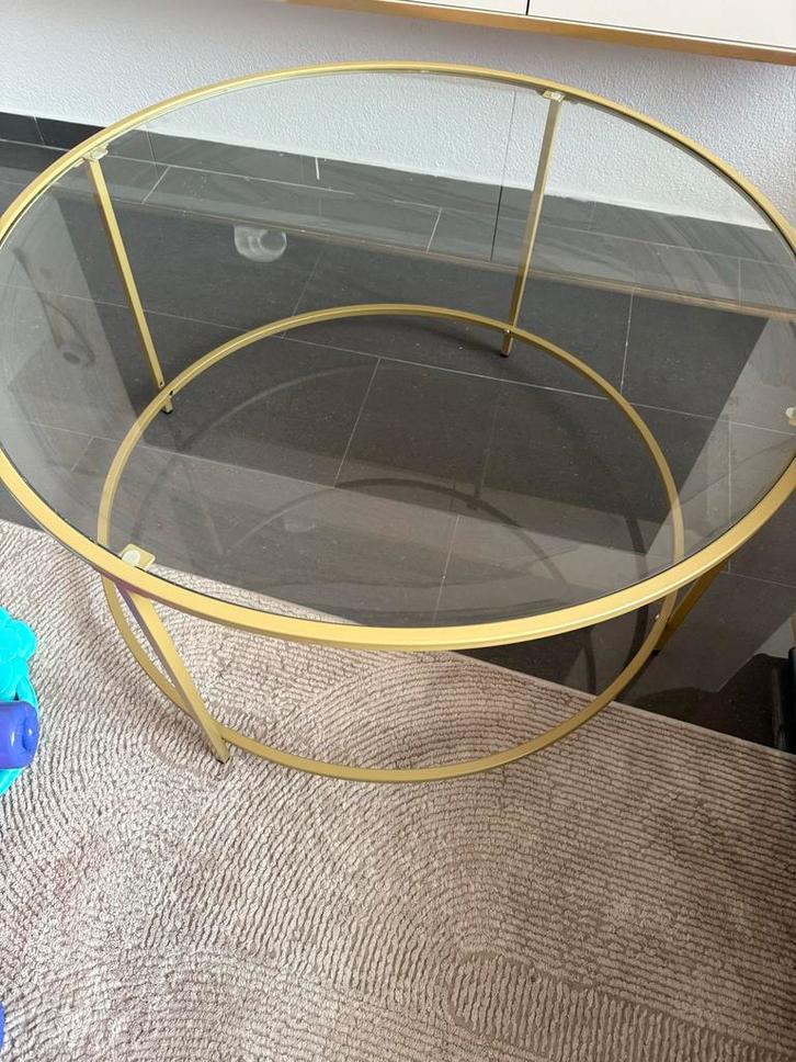 Stijlvolle salontafel met gouden frame en glazen blad, Huis en Inrichting, Tafels | Salontafels, Zo goed als nieuw, Minder dan 50 cm