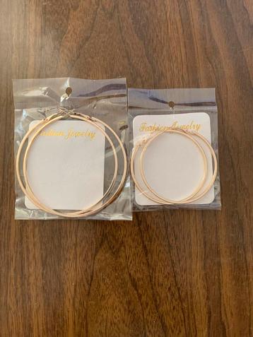 Set gouden kleurige grote en middelgrote hoepel oorbellen beschikbaar voor biedingen