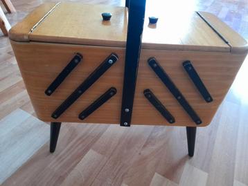Naaikistje Vintage. beschikbaar voor biedingen