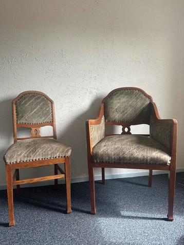 Antieke set eetkamerstoelen 6 en 2 stuks beschikbaar voor biedingen