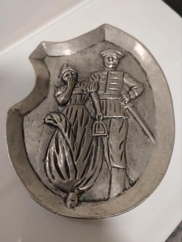 Oud tinnen asbak met ondeugend tafereel beschikbaar voor biedingen