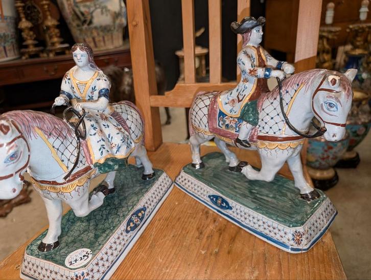 2 antieke beelden. (Delft ? ).  €295. 25x27 cm, Antiek en Kunst, Antiek | Keramiek en Aardewerk, Ophalen of Verzenden