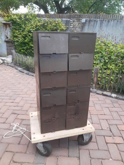 Set van 2 stuks oude metalen militaire kasten NL LANDMACHT, Verzamelen, Militaria | Algemeen, Landmacht, Nederland, Ophalen