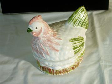 Porseleinen kip van Cougant beschikbaar voor biedingen