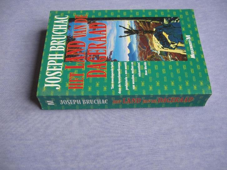Het Land van de Dageraad (PB) Joseph Bruchac, Boeken, Fantasy, Gelezen, Ophalen of Verzenden