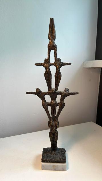 Bronzen beeld John Bier; 7 acrobaten beschikbaar voor biedingen