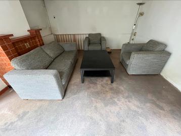 Zithoek bank met 2 stoelen beschikbaar voor biedingen