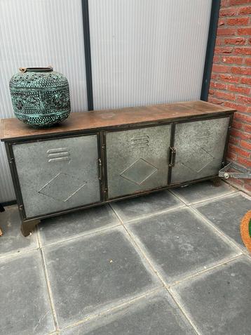 Industrieel kastje 150x60x40 mag weg voor weinig :)