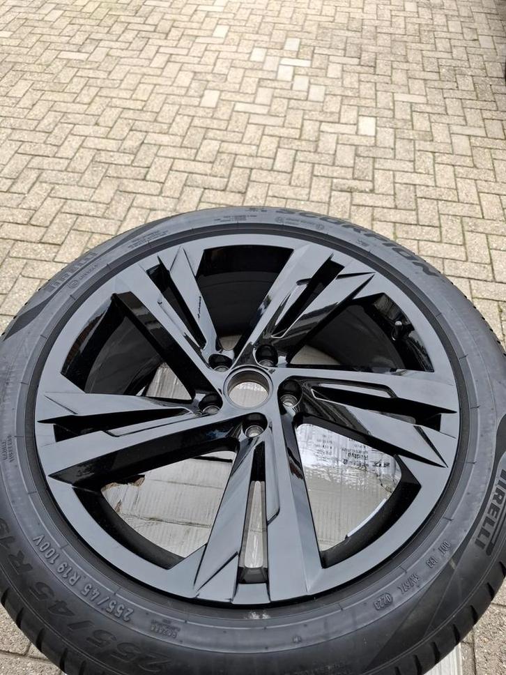 ALS NIEUW 19 INCH VW TIGIUAN VALENCIA  255x45xR19, Auto-onderdelen, Banden en Velgen, Banden en Velgen, Zomerbanden, 19 inch, 255 mm