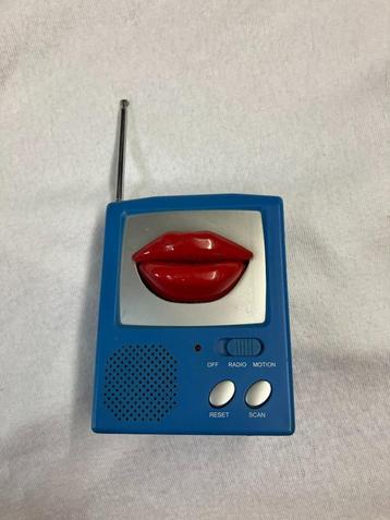 Lief klein scan radiootje met bewegende lippen beschikbaar voor biedingen