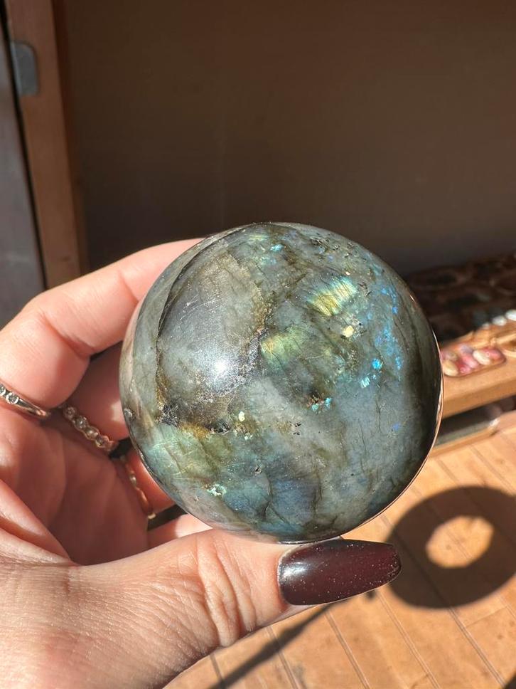 Echt heel mooi fel blauwe flash & meer | lab sphere, Verzamelen, Mineralen en Fossielen, Ophalen of Verzenden