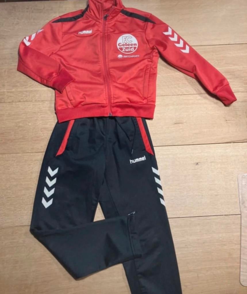 Hummel Trainingspak FC Geleen Zuid - Maat 116, Kinderen en Baby's, Kinderkleding | Maat 116, Ophalen of Verzenden, Zo goed als nieuw