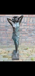 Bronzen beeld op natuursteen voet, Ophalen