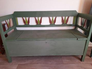 antieke  houten klepbank . beschikbaar voor biedingen