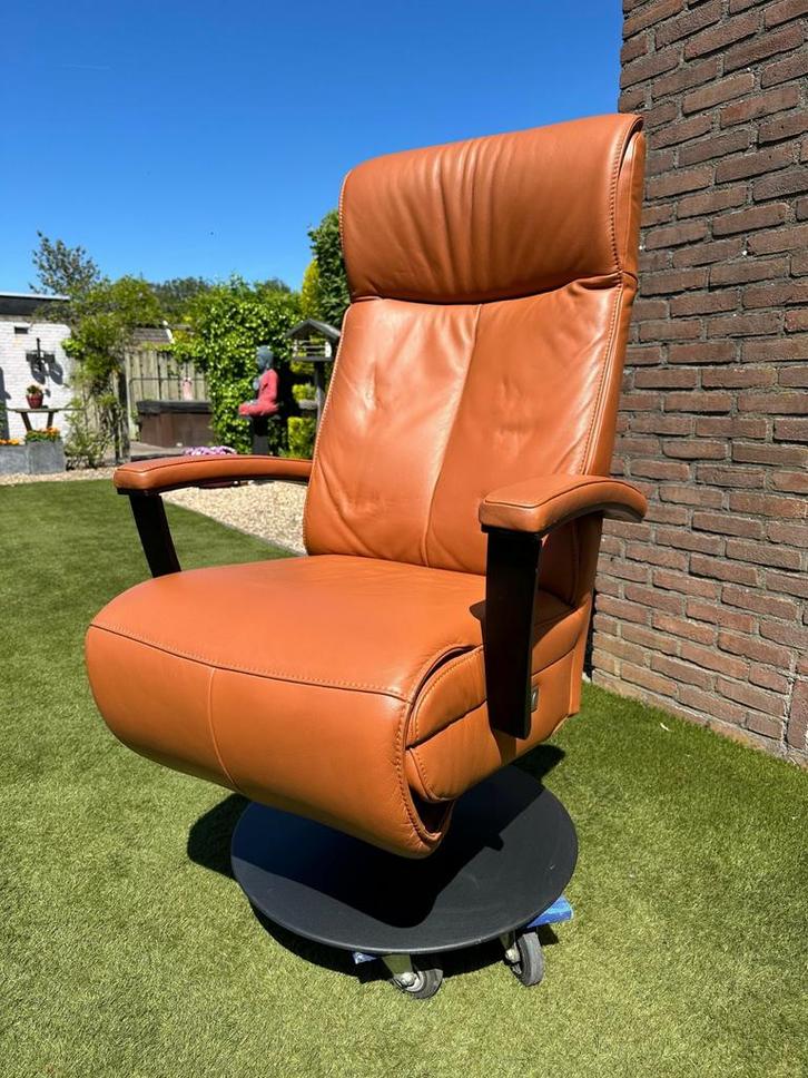 Prominent sta op relaxfauteuil., Huis en Inrichting, Fauteuils, Gebruikt, Leer, Metaal, 50 tot 75 cm, Minder dan 75 cm, Ophalen