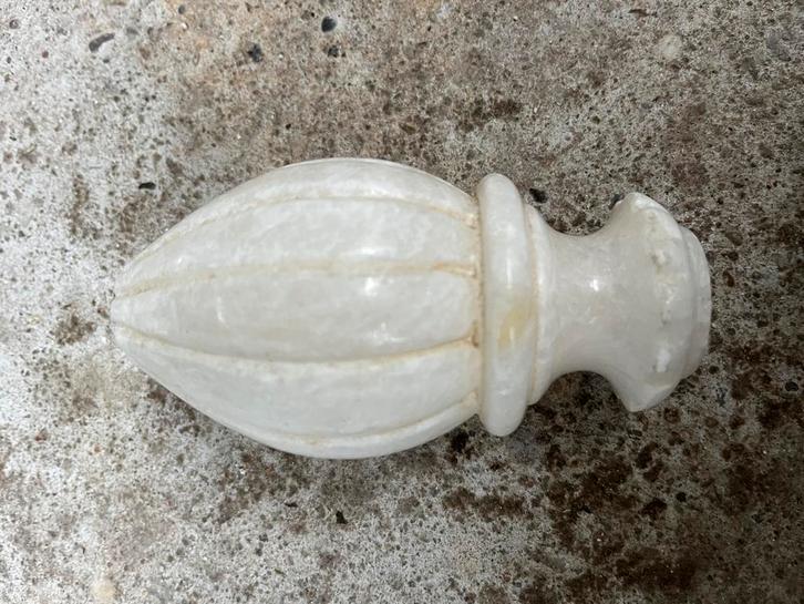 Bijna gratis: 14 wit marmeren ornamenten of paalkoppen, Antiek en Kunst, Antiek | Woonaccessoires, Ophalen of Verzenden