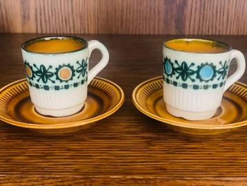 kopje en schoteltje beschikbaar voor biedingen