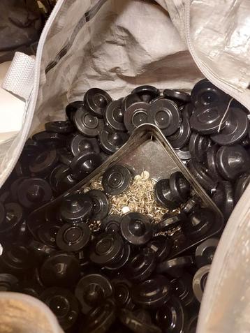 Kleding alarm knoppen. Een zak vol beschikbaar voor biedingen