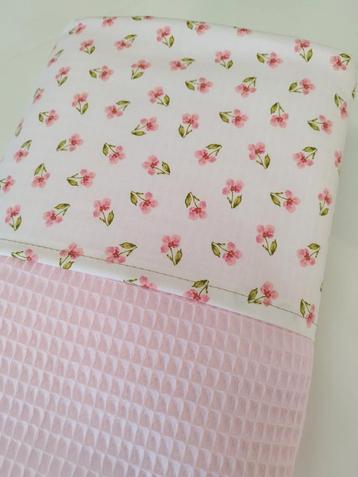 Wieglaken wit met roze bloemen beschikbaar voor biedingen