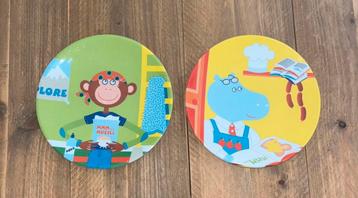 Set van 2 HEMA kinderborden melamine 22 cm – Aap & Nijlpaard beschikbaar voor biedingen