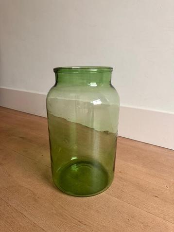 Mooie grote glazen groene vaas  beschikbaar voor biedingen