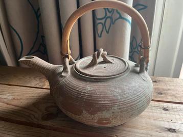 Vintage Aardewerk Theepot met Bamboe Handvat beschikbaar voor biedingen