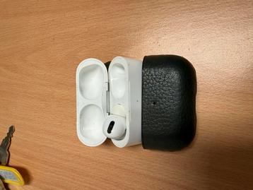 AirPods Pro 1 (Links) + Case + Hoes beschikbaar voor biedingen